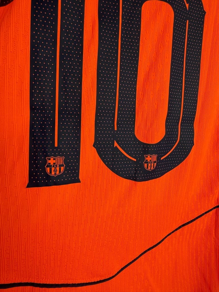 Number 10 with FC Barcelona crest detail