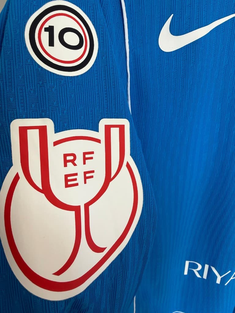 Antoine Griezmann wearing the blue Atlético shirt vs Real Betis