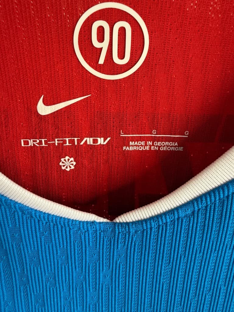 Nike Dri-FIT ADV collar and size label